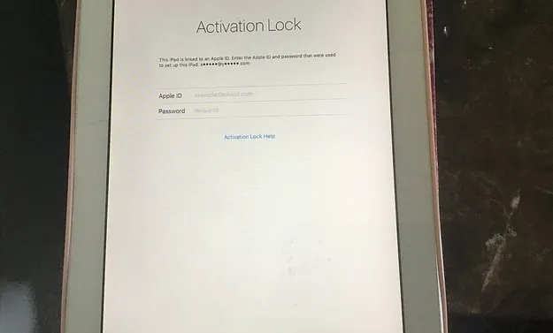 Предупреждение об установке пароля на iPad на экране компьютера